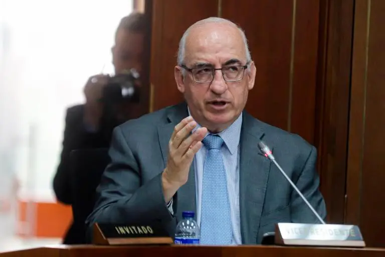 Leonardo Villar, gerente del Banco de la República, advirtió que aumentar el salario mínimo de una manera desbordada dificulta la reducción de la inflación y representa un reto para la política económica del país. Colprensa