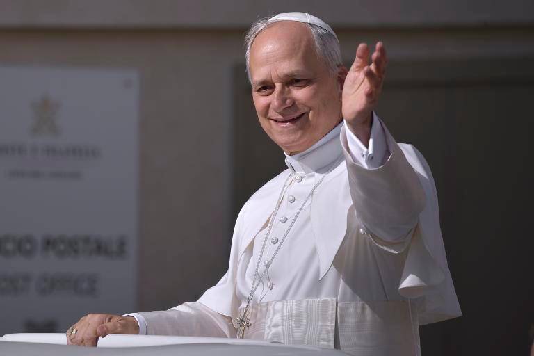 Papa León fue fotografiado celebrando misa y de pie sin ayuda tras su intervención quirúrgica por cáncer de pulmón, en las primeras imágenes divulgadas después de la operación. FOTO GETTY