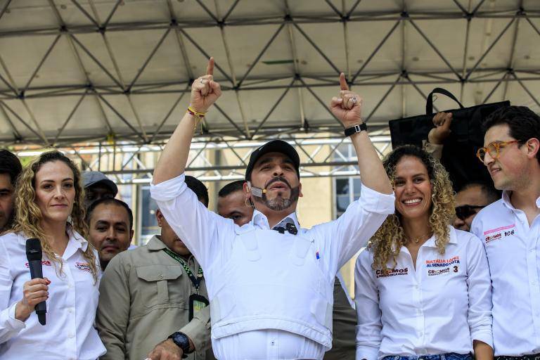 Abelardo De La Espriella en la Plaza Botero, una vez se confirmó el apoyo hacia él por parte del partido político Creemos. FOTO Camilo Suárez. 