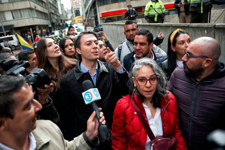 A Daniel Quintero (centro) lo acusan de haber hecho campaña abiertamente mientras fue alcalde, a favor del Pacto Histórico. FOTO EL COLOMBIANO