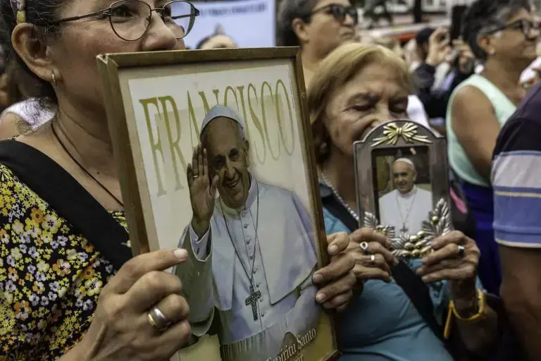 Personas reunidas en la basílica de Buenos Aires pidiendo por la salud del papa en el inicio de la Cuaresma. FOTO: GETTY