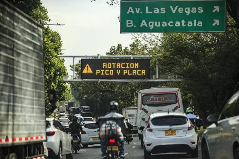 Los infractores de la medida pueden exponerse a multas o hasta la inmovilización de sus vehículos. FOTO: Camilo Suárez Echeverry.