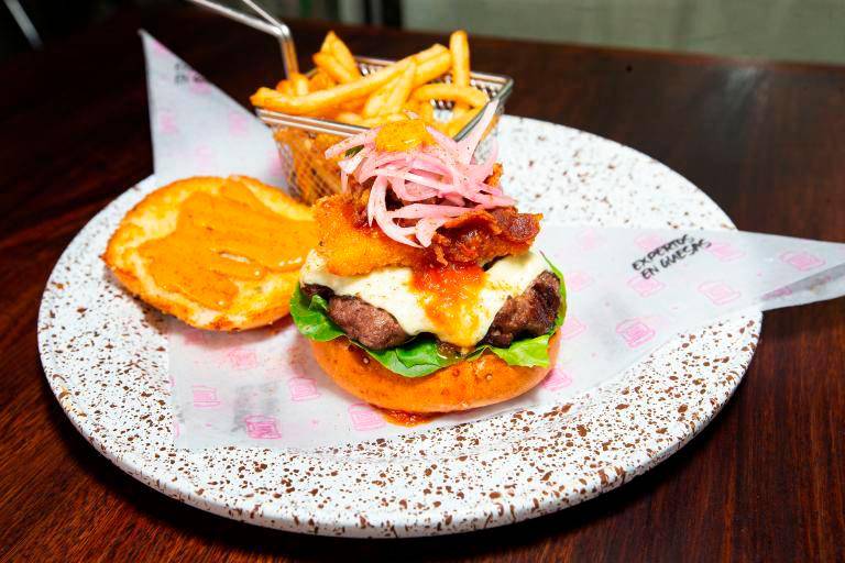 Las hamburgueserías de Medellín ajustaron sus precios en 2026 para absorber el alza del salario mínimo y el mayor costo de los insumos. FOTO: ESNEYDER GUTIÉRREZ