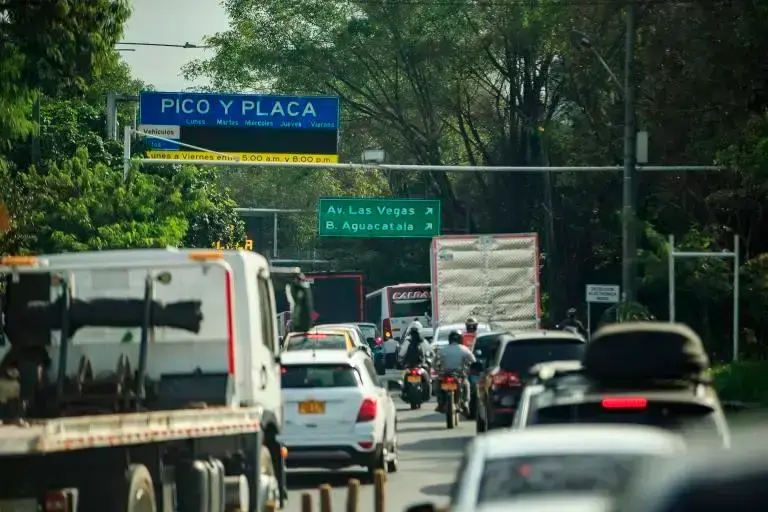 El propósito del pico y placa es tener una movilidad más fluida; de paso se mejora la calidad del aire. FOTO: EL COLOMBIANO