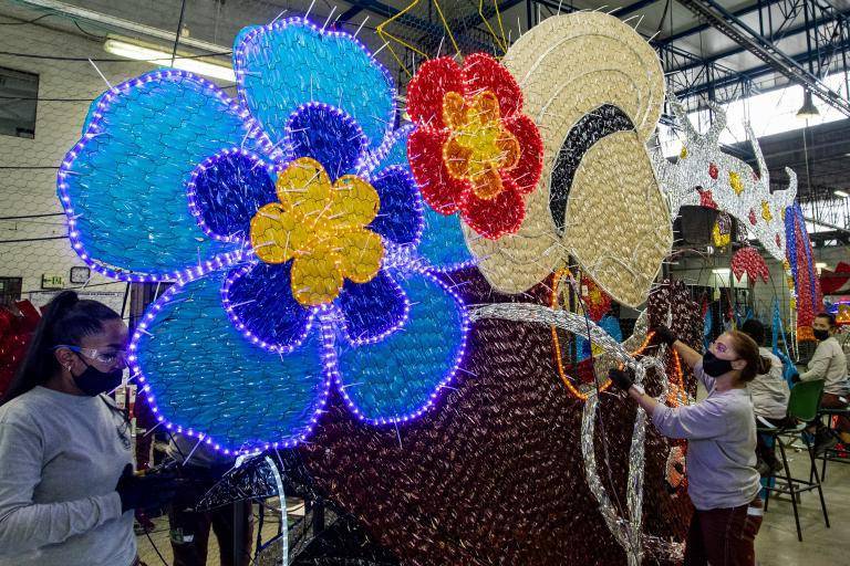 Artesanas de EPM trabajan en los alumbrados navideños de los municipios. Foto: Jaime Pérez Munévar