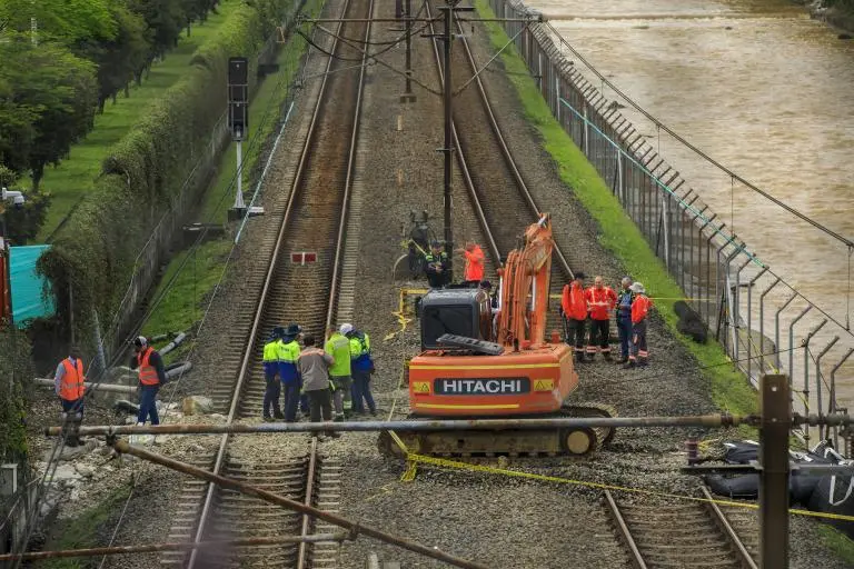 Desde el pasado lunes, un frente de más de 80 trabajadores trabaja las 24 horas para corregir una socavación descubierta entre las estaciones Poblado y Aguacatala del Metro de Medellín. FOTO: Camilo Suárez Echeverry