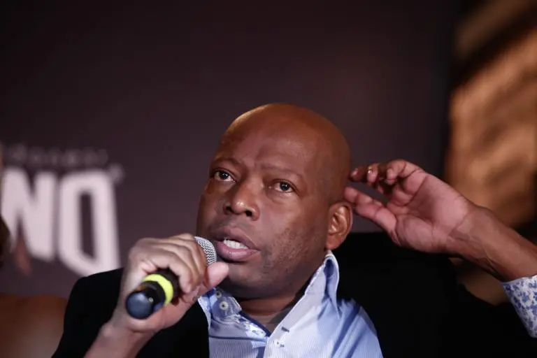  El exfutbolista Faustino "Tino" Asprilla visitó a su papá en el Hospital Tomás Uribe Uribe de Tuluá y denunció la situación que se vive en el centro médico. FOTO: Colprensa 