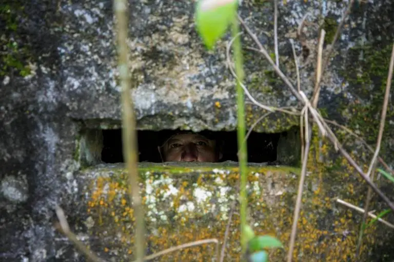 La base estaba camuflada bajo tierra y entre la maleza, solo tenía claraboyas para mirar hacia afuera y sacar el cañón del fusil en caso de necesidad. FOTO: CAMILO SUÁREZ