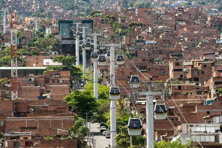 El Metrocable de Medellín es un solución de transporte aéreo por cable que conecta diferentes partes de la ciudad. Incluye varias líneas que conectan el nororiente y el occidente con el resto del sistema. FOTO: Camilo Suárez. 