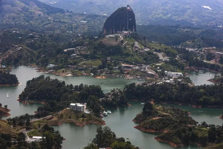 <span class="mln_uppercase_mln">Municipio</span><b><span class="mln_uppercase_mln"> de Guatapé y la piedra del Peñol. Foto: Manuel Saldarriaga Quintero</span></b>