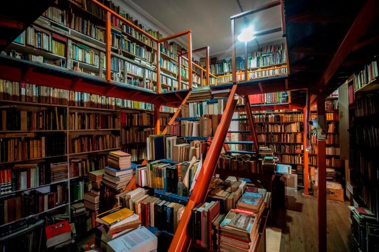 Esta es solo una de las habitaciones de la casa de Carlos Mario Aguirre llena de libros, su biblioteca personal. FOTO Andrés Camilo Suárez