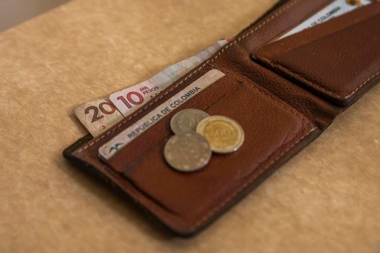 El salario mínimo es la base de referencia para más de 70 tarifas, servicios y costos en la economía colombiana, lo que amplifica el efecto de cualquier incremento. FOTO: EL COLOMBIANO