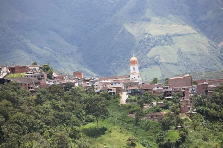 El proceso de adjudicación está pensado para el mejoramiento y construcción de la vía entre El Aro, Puerto Valdivia y Presa, en jurisdicción del municipio de Ituango, Norte de Antioquia. FOTO: Fundación Julio C. Hernández