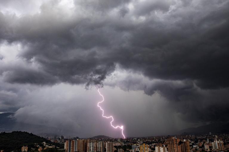 Imagen de referencia de una tormenta eléctrica sobre la ciudad de Medellín. Foto: Edwin Bustamante Restrepo