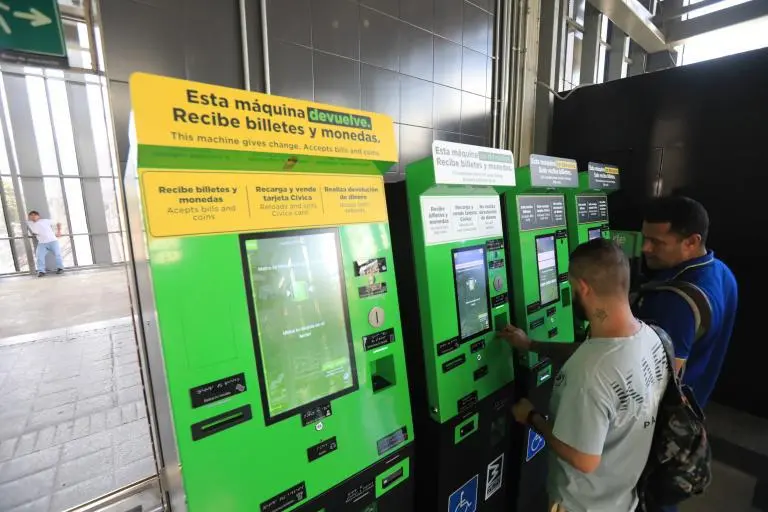Desde el Metro de Medellín hacen la claridad que la renovación sólo aplica para las personas que no puedan recargar su Cívica a través de canales virtuales. FOTO ARCHIVO EL COLOMBIANO.