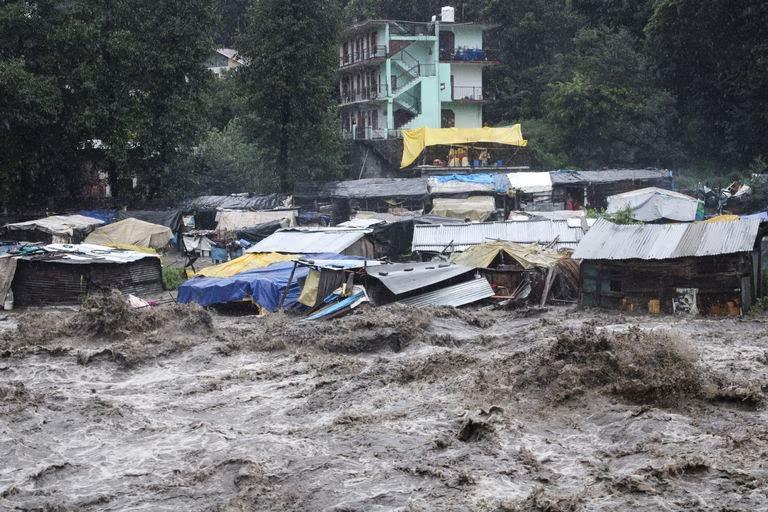 Destrozos provocados por las fuertes lluvias. FOTO: AFP