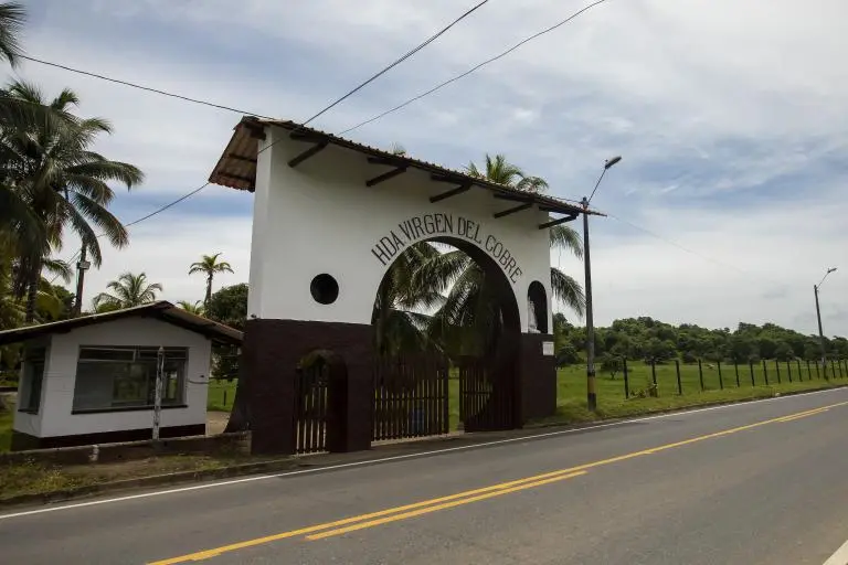 Esta es la entrada a la hacienda. Desde ahí la verdad sobre la violencia se mantiene encerrada en más de 1.140 hectáreas. FOTO: EL COLOMBIANO