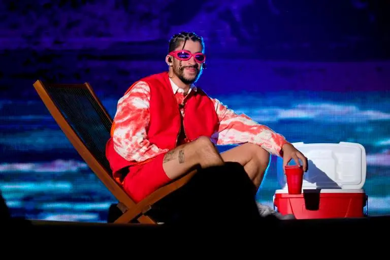 La alta demanda por el concierto de Bad Bunny disparó precios y provocó cancelaciones de reservas en Medellín, según denuncias de usuarios en redes sociales. FOTO: GETTY