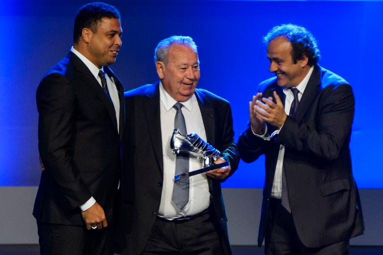 Fonatine recibiendo el reconocimiento que le hizo la Conmebol en el Mundial de Brasil porsus goles en el mundial. FOTO CONMEBOL 