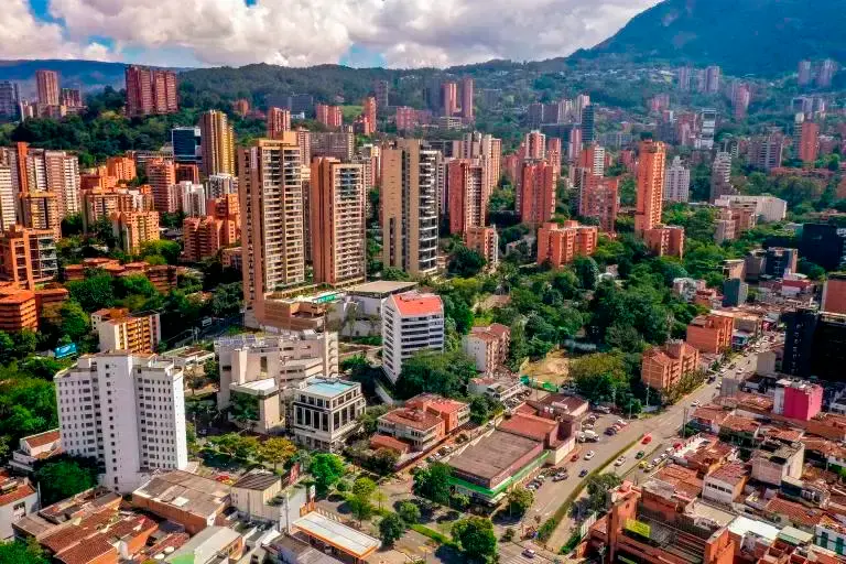 Medellín, uno de los principales nodos turísticos del país, concentra buena parte del crecimiento de la oferta formal y de la llegada de viajeros internacionales que impulsa la nueva etapa del turismo en Colombia. FOTO: Camilo Suárez