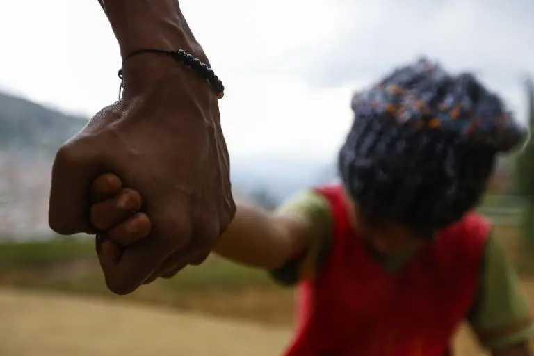 El hombre fue capturado el 10 de abril y enviado a prisión mientras avanza el proceso por presuntos delitos sexuales contra tres niñas en el barrio Robledo, en Medellín. Foto de referencia: Manuel Saldarriaga Quintero