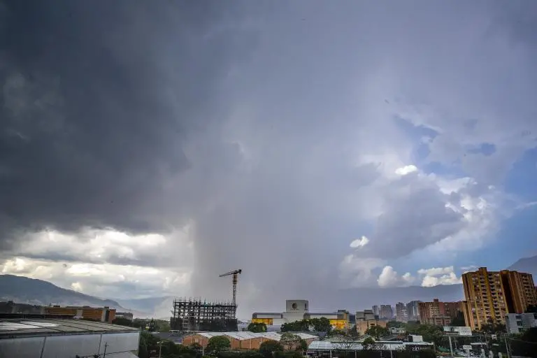  Desde Caldas hasta Girardota, se registran lluvias en todo el Valle de Aburrá después de que una mañana de lloviznas. Foto: Juan Antonio Sánchez Ocampo