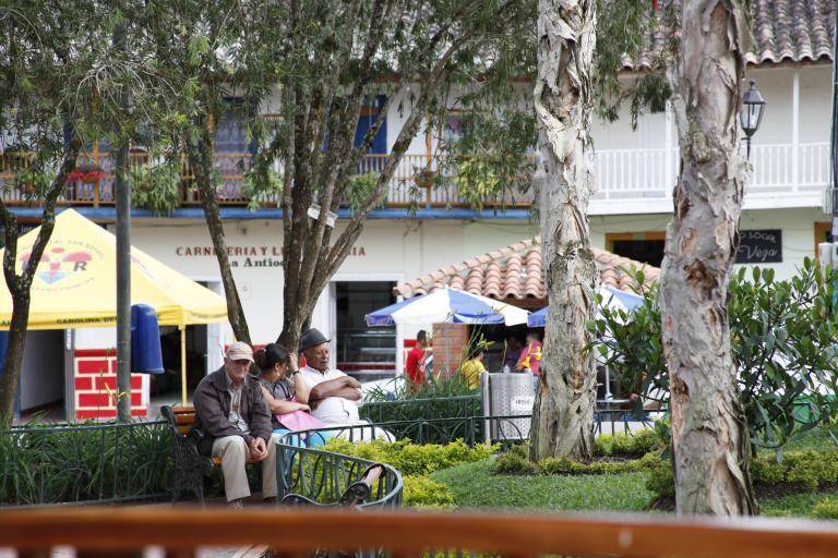 El hecho, ocurrido en el parque principal del municipio, se volvió viral en redes sociales y ya es materia de investigación por parte de las autoridades. FOTO: Cortesía