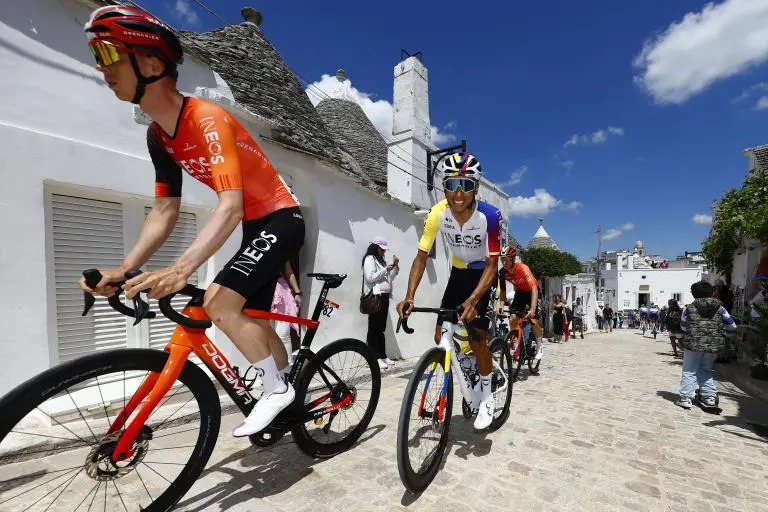 dEl ciclista holandés Thymen Arensman (izq.), y el ciclista colombiano Egan Bernal en la cuarta etapa de la 108.ª carrera ciclista del Giro de Italia, de 189 km desde Alberobello a Lecce. FOTO: AFP