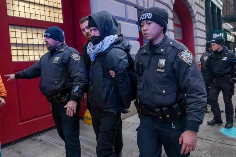 En el megaoperativo arrestaron a inmigrantes indocumentados con antecedentes penales y presuntos vínculos con pandillas criminales, según anunció la oficina del gobernador de Florida (Estados Unidos). FOTO: Getty /AFP 