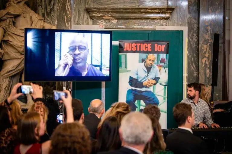 En la pantalla Keth LaMar atiende una llamada mientras Albert Marquès toca un piano. Foto: AFP