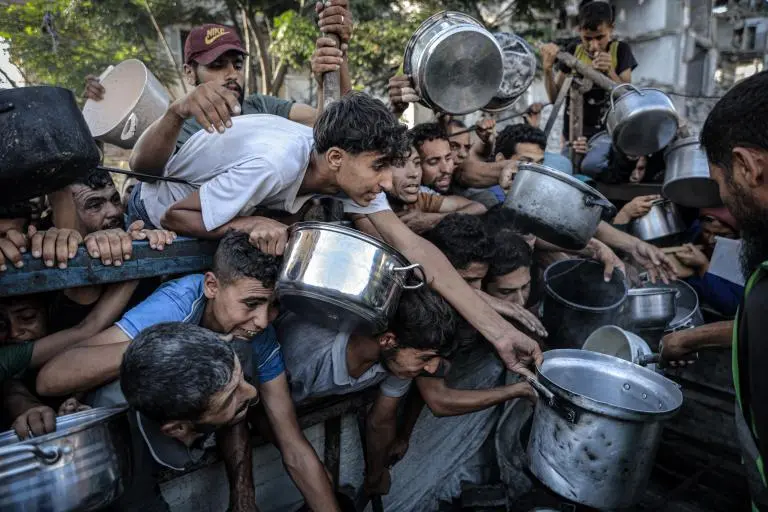 <span class="mln_uppercase_mln">Palestinos,</span><b><span class="mln_uppercase_mln"> incluidos niños, tienen dificultades para acceder a alimentos debido al bloqueo de Israel y los continuos ataques a la Franja de Gaza. FOTO: GETTY</span></b>