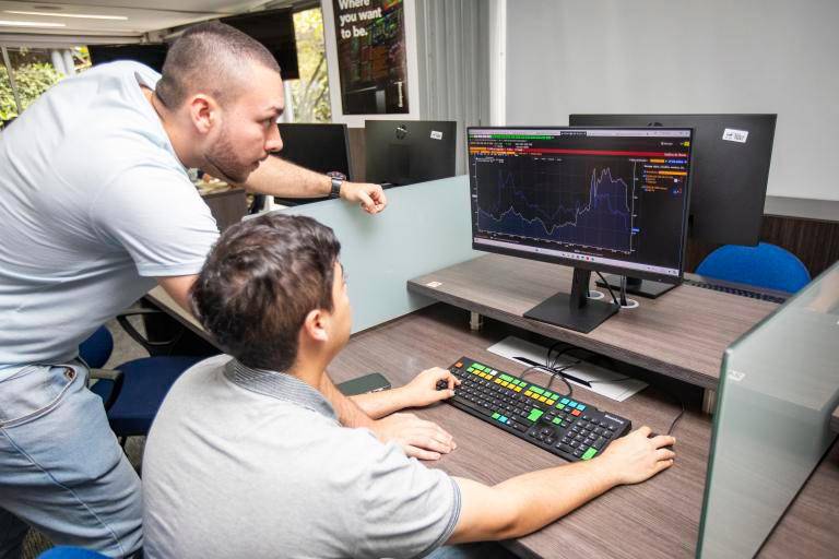 En un mundo marcado por la inteligencia artificial, la automatización y la interdependencia, no basta entrenar destrezas puntuales. FOTO: Esneyder Gutiérrez. Archivo El Colombiano