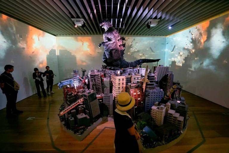 Visitantes observan una exhibición por los 70 años de Godzilla, el 26 de junio de 2025 en la Galería Centro de Artes Mori, en Tokio (Kazuhiro NOGI) (Kazuhiro NOGI/AFP/AFP)