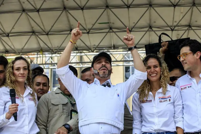Abelardo De La Espriella en la Plaza Botero, una vez se confirmó el apoyo hacia él por parte del partido político Creemos. FOTO Camilo Suárez. 