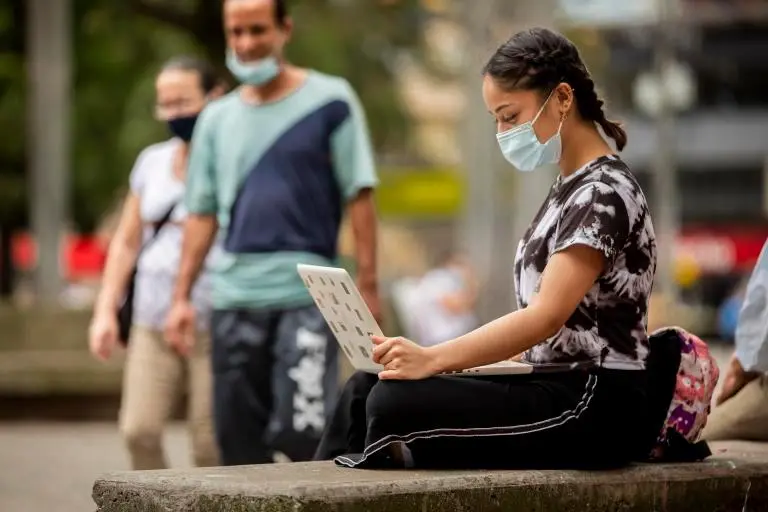 El trabajo remoto ofrece libertad geográfica total, el empleado puede estar en cualquier parte del mundo mientras cumpla con sus funciones. FOTO: EL COLOMBIANO