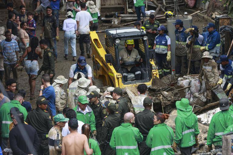 Las inundaciones en La Iguaná han requerido la presencia de 400 funcionarios de la Alcaldía de Medellín más los que han llegado de otras entidades. Foto: Manuel Saldarriaga Quintero.