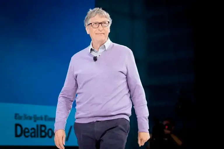 Bill Gates de pié, frente al público, en un evento de presentación. FOTO: Getty