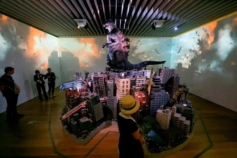 Visitantes observan una exhibición por los 70 años de Godzilla, el 26 de junio de 2025 en la Galería Centro de Artes Mori, en Tokio (Kazuhiro NOGI) (Kazuhiro NOGI/AFP/AFP)