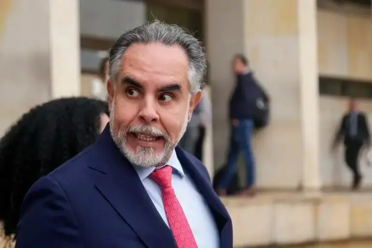 El decreto que nombró al ministro del Interior, Armando Benedetti, en la otra cartera se firmó el pasado 5 de diciembre. FOTO COLPRENSA