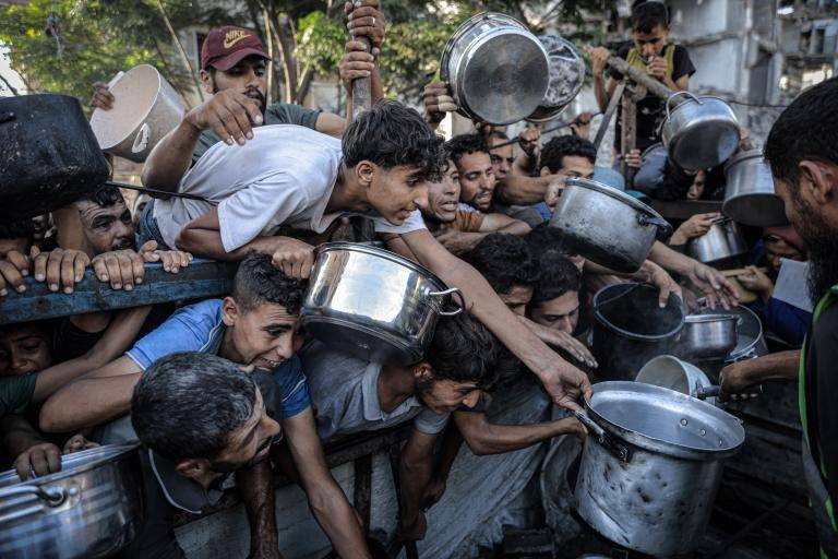 Palestinos, incluidos niños, tienen dificultades para acceder a alimentos debido al bloqueo de Israel y los continuos ataques a la Franja de Gaza. FOTO: GETTY
