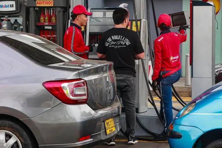 El Gobierno ordenó a todas las estaciones aplicar la rebaja de $500 por galón, mientras analistas cuestionan que el descuento no compensa el sobreprecio del combustible. Manuel Saldarriaga. 