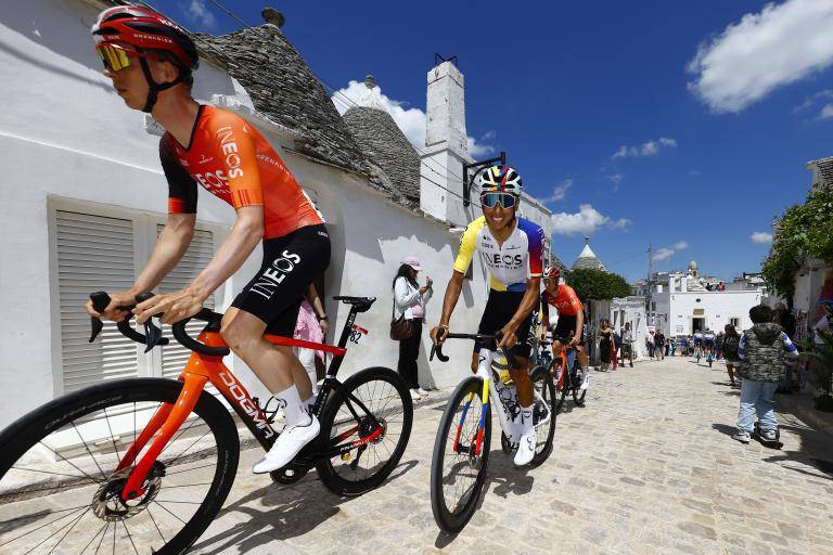 dEl ciclista holandés Thymen Arensman (izq.), y el ciclista colombiano Egan Bernal en la cuarta etapa de la 108.ª carrera ciclista del Giro de Italia, de 189 km desde Alberobello a Lecce. FOTO: AFP