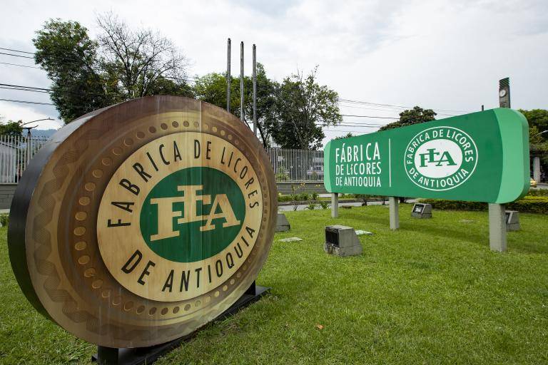 Los tres nuevos integrantes llegarán a darle un perfil más técnico y empresarial a la Fábrica de Licores dee Antioquia. Foto: Jaime Pérez Munévar