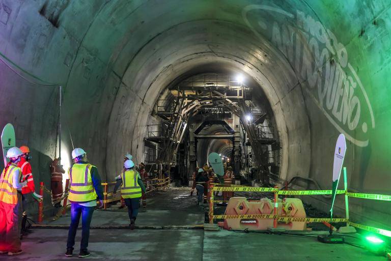 Las autoridades locales tuvieron que asumir más de $850.000 millones adicionales —más de $500.000 millones de la Gobernación y más de $300.000 millones de la Alcaldía de Medellín— para una obra que debía ser responsabilidad de la Nación. Foto: Andrés Camilo Suárez Echeverry.