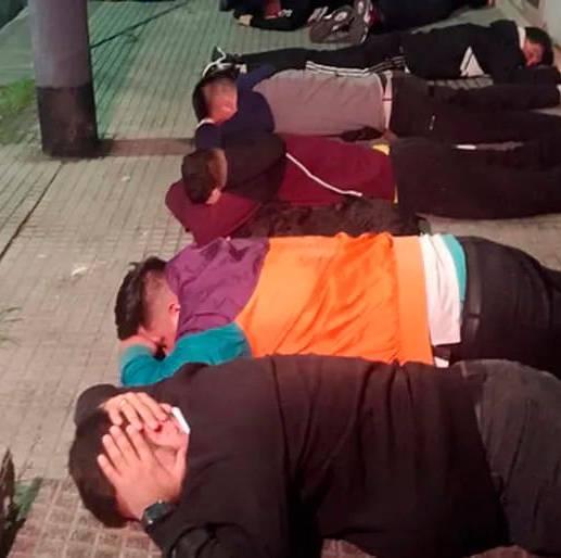 56 hinchas de Colo Colo detenidos en Buenos Aires, Argentina. FOTO TWITTER @PortalDiarioAR