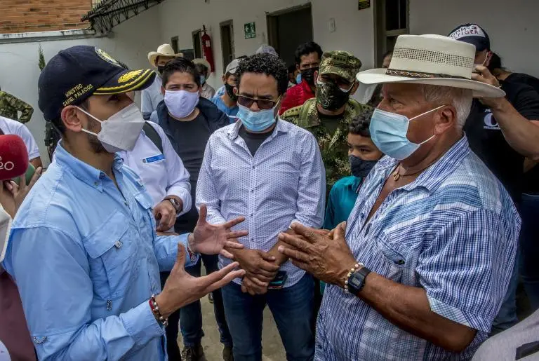 Municipio de Ituango, año 2021. Visita del exministro del Interior. Edwin Mauricio Mira Sepúlveda, exalcalde, con camisa blanca a puntos y gafas oscuras. FOTO Juan Antonio Sánchez Ocampo.