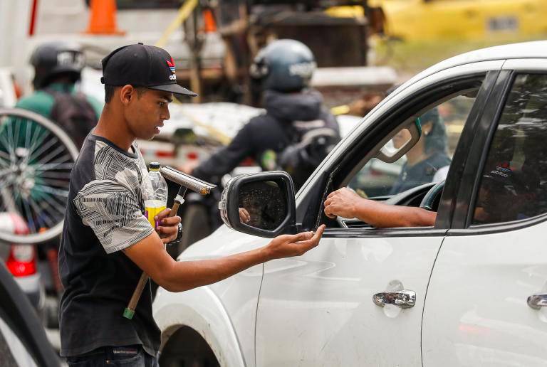 Más de la mitad de los trabajadores en Colombia están en la informalidad, una de las tasas más altas entre los países de la Ocde. FOTO Manuel Saldarriga