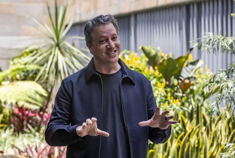 Andrew Mayne fue uno de los primeros “prompt engineers” de OpenAI y trabajó en el desarrollo temprano de herramientas como ChatGPT. Foto: Andrés Camilo Suárez Echeverry.