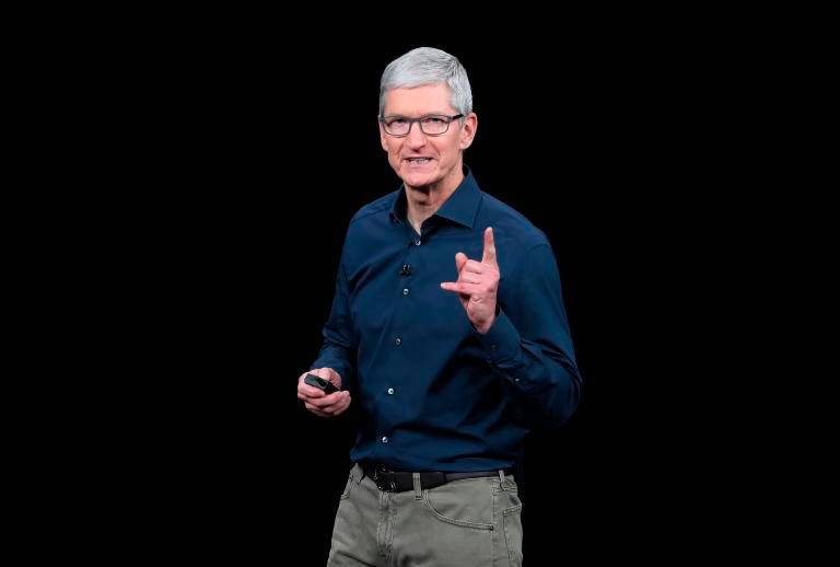 Tim Cook, CEO de Apple, recibió en 2025 un paquete salarial que supera los 63 millones de dólares. FOTO: GETTY