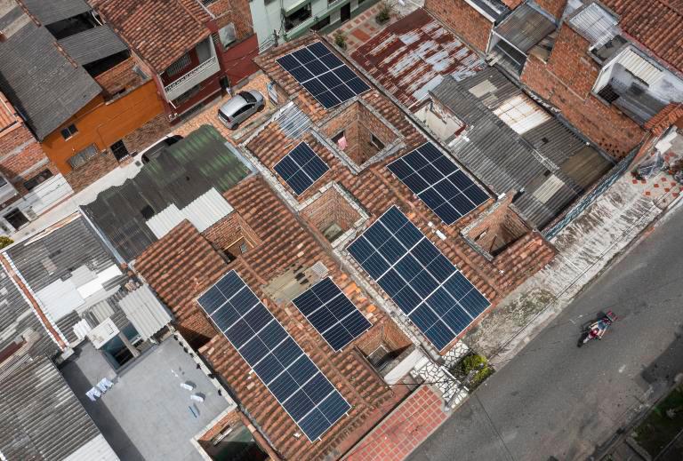 Los paneles fueron instalados en los techos con mejor ubicación para recibir el sol en el sector de La Estrecha, en El Salvador. FOTO manuel saldarriaga